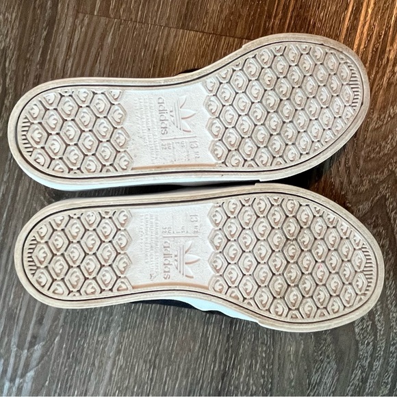 Kids unisex size 13.5 slip on adidas shoe - Picture 4 of 4